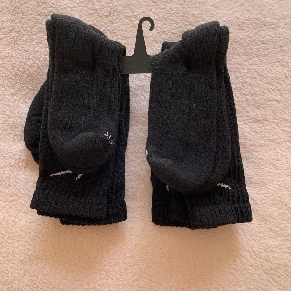 ⭐️6 pack of black Nike socks!